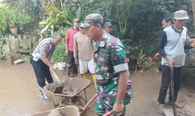 Sinergitas,-Polisi-Bersama-TNI-dan-Warga-Gotong-Royong-Bersihkan-Material-Longsor-di-Trenggalek